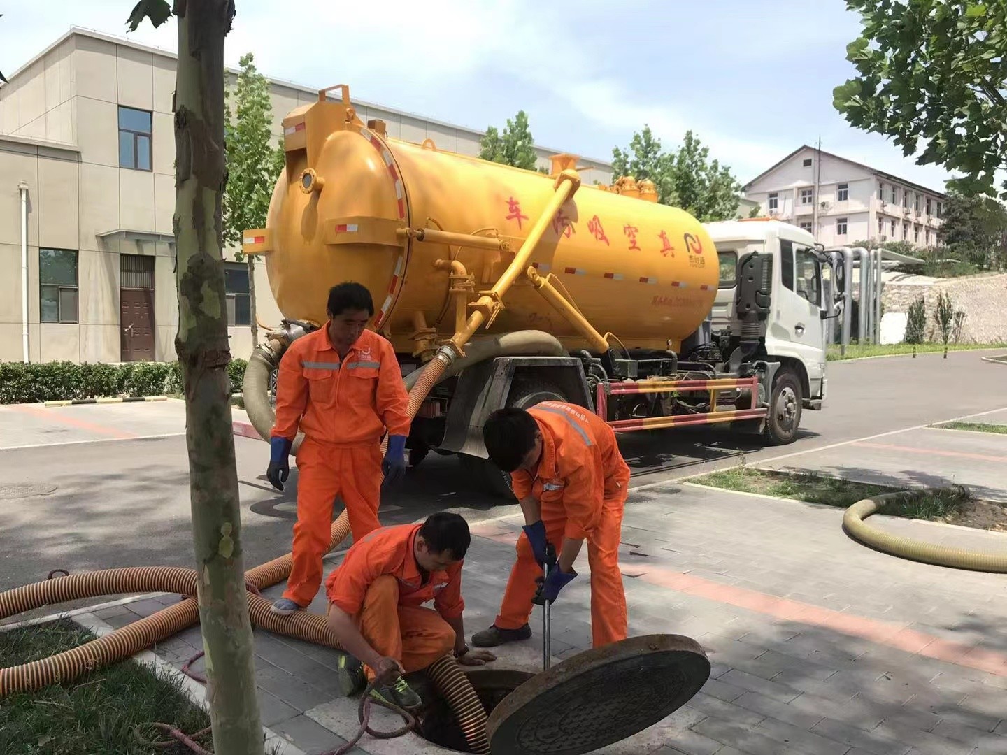 熊口管理区化粪池清理与5-8吨吸粪车施工效率分析